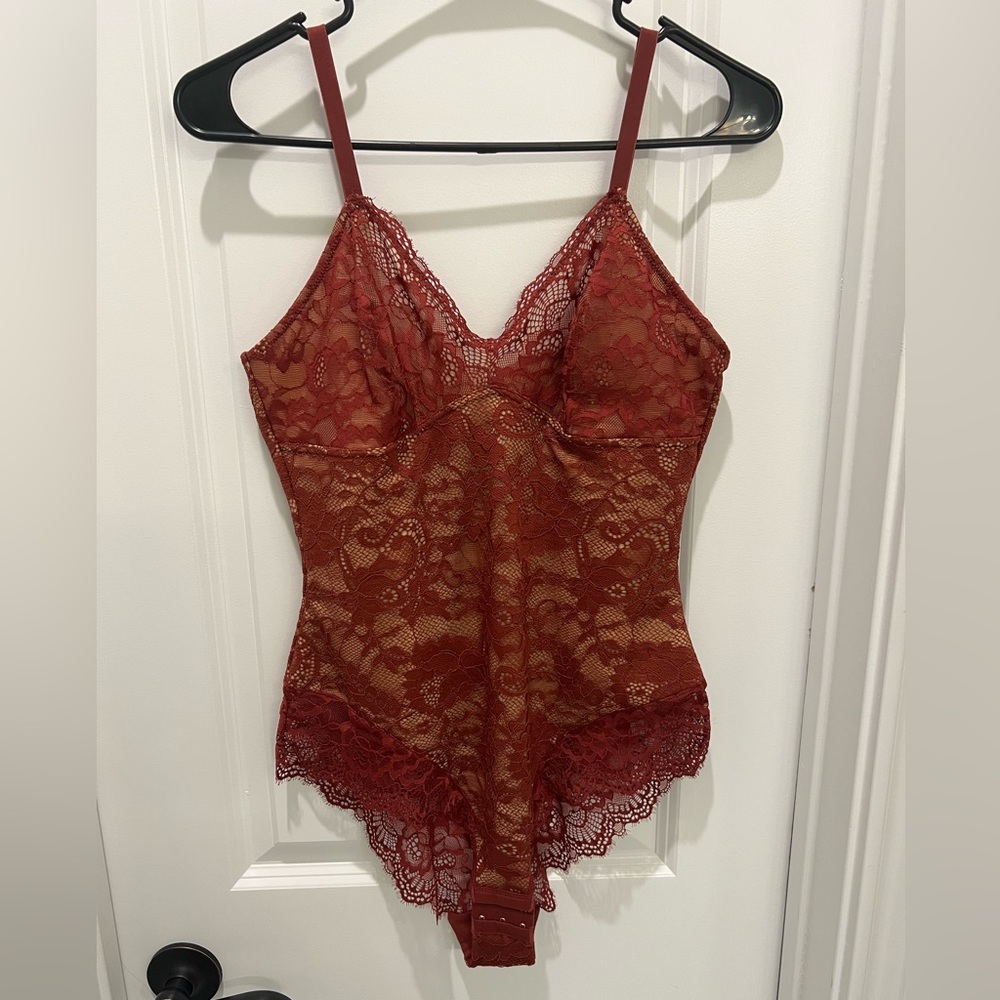 NWT Pinsy Shaping Lace Shapewear Bodysuit- LARGE//Berry